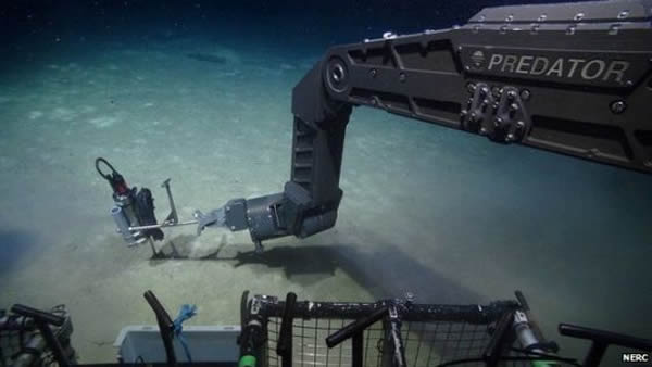 “ISIS”号深潜器利用机械臂上的设备采集温度数据