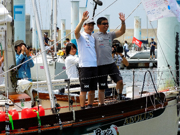 辛坊治郎和岩本光弘向送行人们挥手