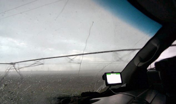 一群美国人在内布拉斯加州追逐龙卷风时遇险
