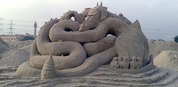 英国49岁艺术家保罗·霍格德与荷兰妻子里米前往中国、科威特、丹麦等世界各地旅游，同时创造各种令人惊异的沙雕艺术。
