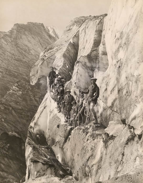 1927年，攀登小队探索尼斯夸利冰河（Nisqually Glacier），这条冰河是雷尼尔峰上最巨大的26条冰河之一。摄影师H‧B‧肯