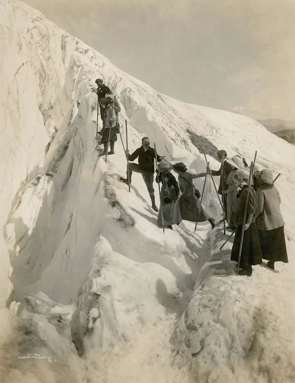 1915年，也就是雷尼尔峰被立为国家公园的16年后，游客大胆挑战天堂冰河（Paradise Glacier）的冰雪。公园服务处表示，1911年的威廉‧