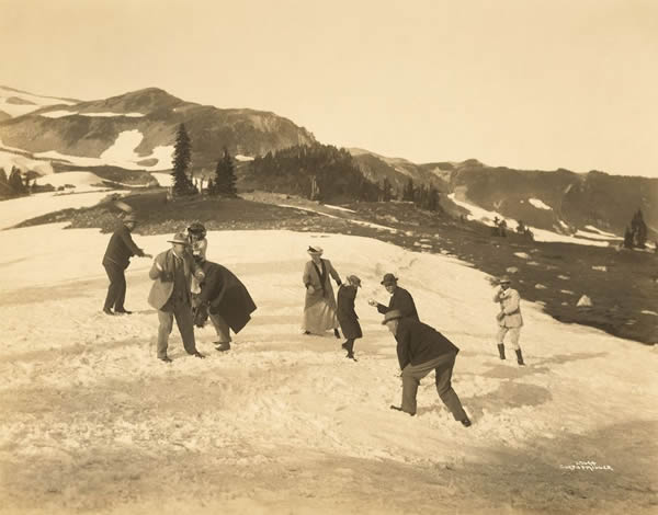 雷尼尔峰天堂公园（Paradise Park）的景点之一：7月雪球战。这张照片摄于1915年。