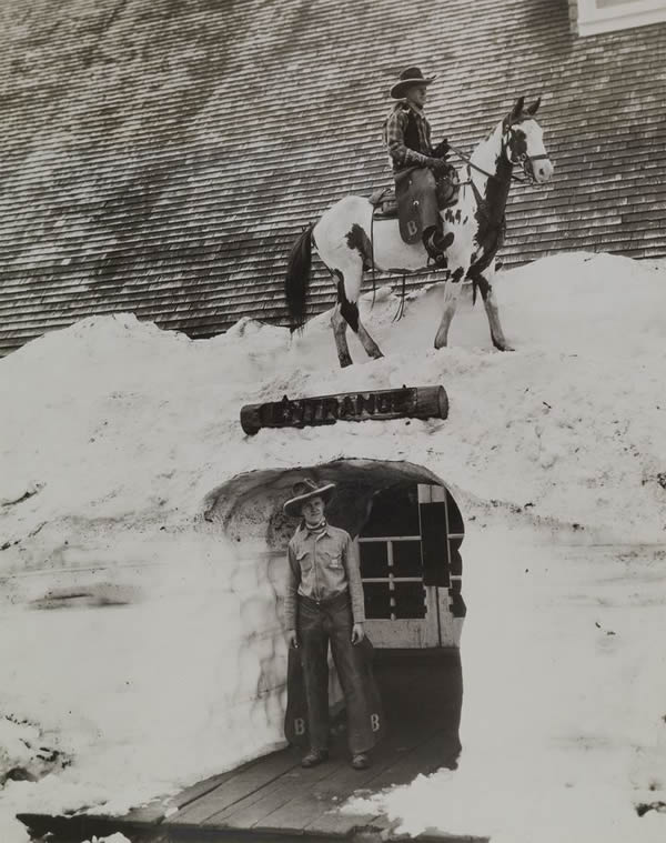 在这张刊于1933年2月号《国家地里》的照片中，是建于1913年、公园里具有历史意义的天堂宾馆入口。屋顶上的积雪已经厚到可承受一只马的重量。天堂宾馆对大雪习以为