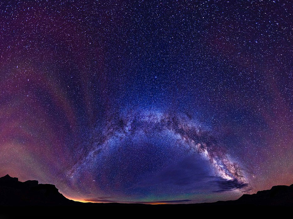 摄影师拍摄美国郊外的璀璨夜空