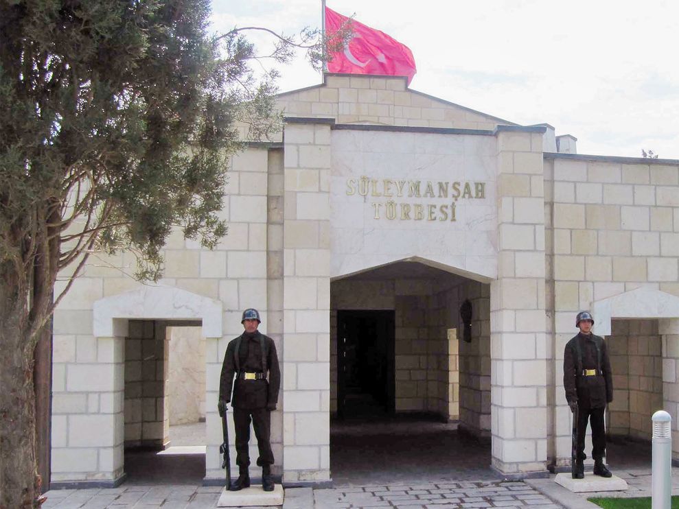 土耳其卫兵在叙利亚阿勒坡（Aleppo）东北方的苏莱曼‧沙阿之墓外站岗。
