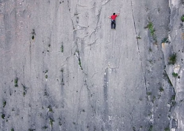杭诺尔德只用了3个小时，便攀上2500呎高的悬崖。
