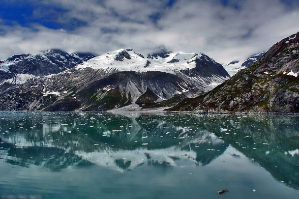 阿拉斯加州的冰川湾国家公园，湖面照出山的雪景。