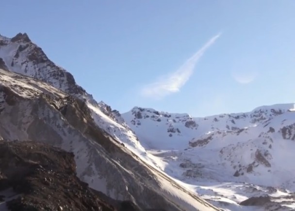 火山口冰川为当地带来一幅优美的白色景致