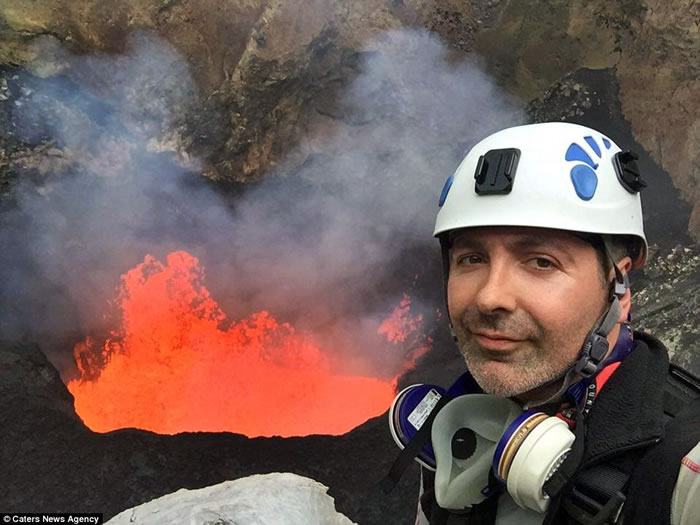 美国男子Nik Halik在瓦努阿图的本博火山口留下惊人自拍