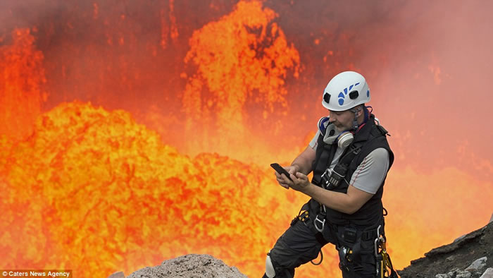 美国男子Nik Halik在瓦努阿图的本博火山口留下惊人自拍