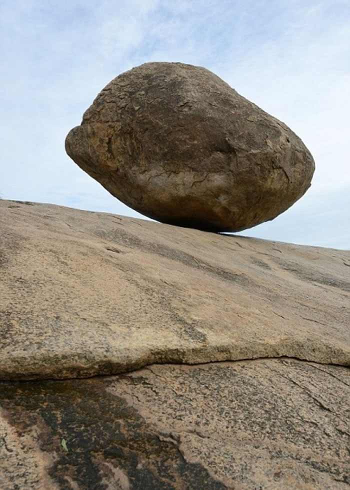 印度马马拉普拉姆250吨巨石反地心吸力屹立斜坡1300年