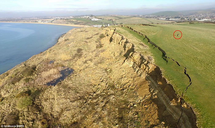 英国多塞特郡侏罗纪海岸发生大规模山泥倾泻 造成300米长壮观巨型裂缝