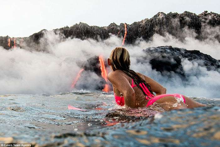 岩浆身后追赶 美国夏威夷女子Alison Teal成为首位在火山爆发下滑浪的人