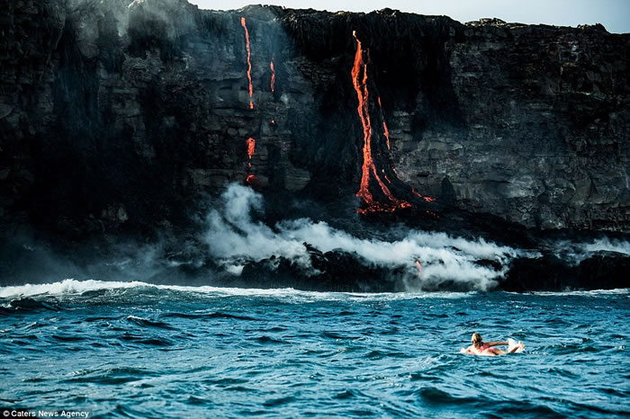 岩浆身后追赶 美国夏威夷女子Alison Teal成为首位在火山爆发下滑浪的人