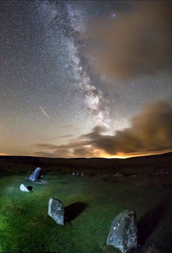 小小流星点缀银河般的夜空。