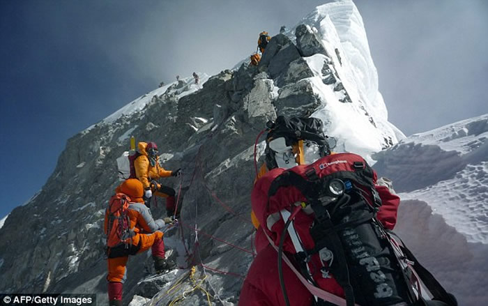 「希拉里台阶」（Hillary Step）距离峰顶仅60公尺