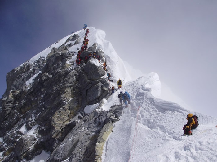 登山者遁希拉里台阶攻顶。