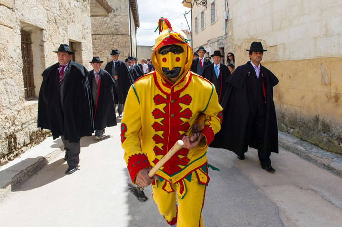 虔诚的「击鼓手」将魔鬼驱走。 PHOTOGRAPH BY NICK GAMMON, ALAMY STOCK PHOTO