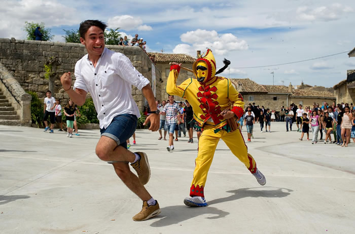 装扮的「魔鬼」手中持鞭，追赶旁观者。 PHOTOGRAPH BY DENIS DOYLE, GETTY IMAGES