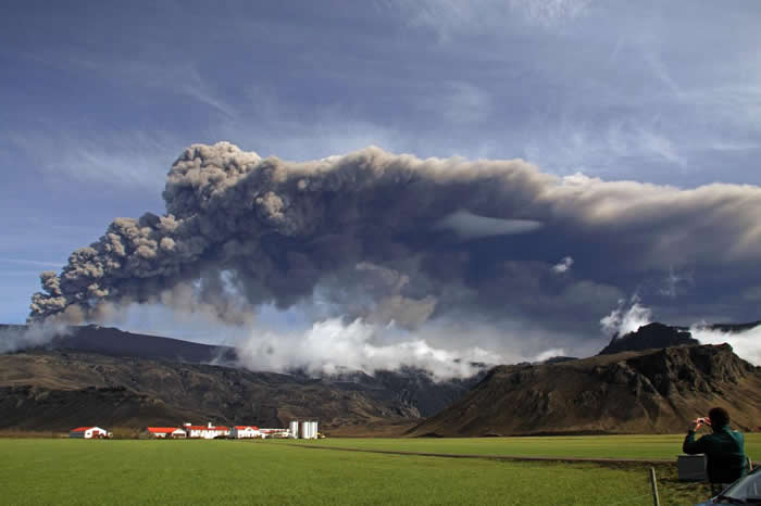 2010年5月，冰岛的艾雅法拉冰盖火山（Eyjafjallajökull）喷发出深色火山灰。远在北方的火山群可能对古埃及有巨大影响。 PHOTOGRA