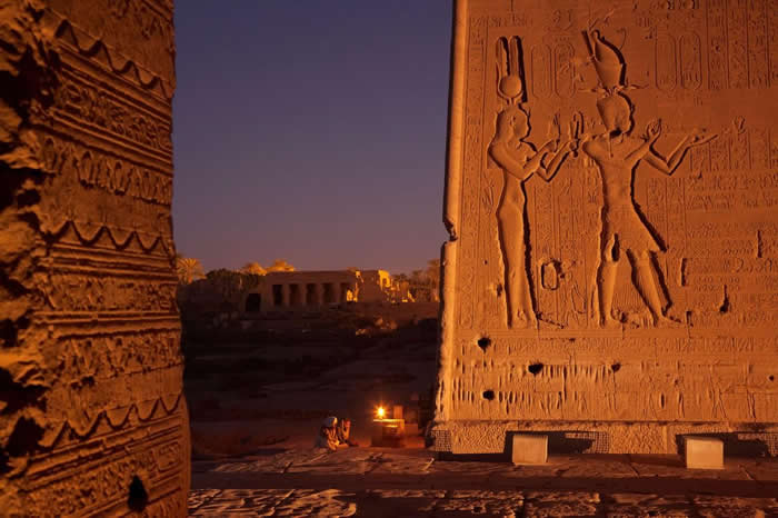基纳（Qena）附近哈托尔神殿（Temple of Hathor）的浮雕，刻画克丽奥佩特拉与她的儿子凯萨里昂（Caesarion）。火山喷发可能加速终结克丽奥佩