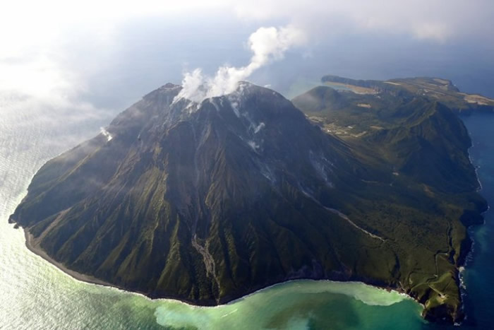 若火山熔岩穹丘爆发，可能会威胁不少人的性命。图为鬼界破火山口附近的硫磺岛。