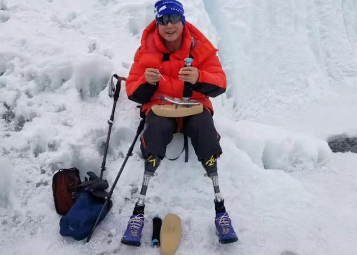 北京69岁的双腿截肢残疾登山家夏伯渝五度闯珠峰终登顶