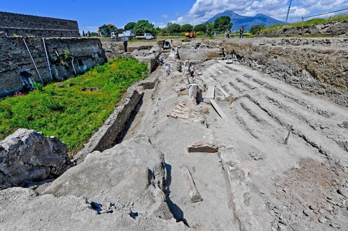 意大利考古队发现庞贝古城建筑群 罕见保持完好