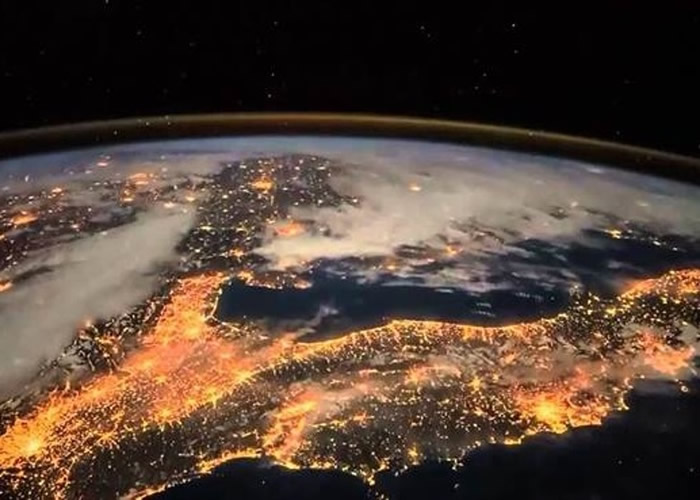 从太空站上拍摄的地球晚间，万家灯火非常明亮，这就是NASA所说的“无意透露的技术指纹”。