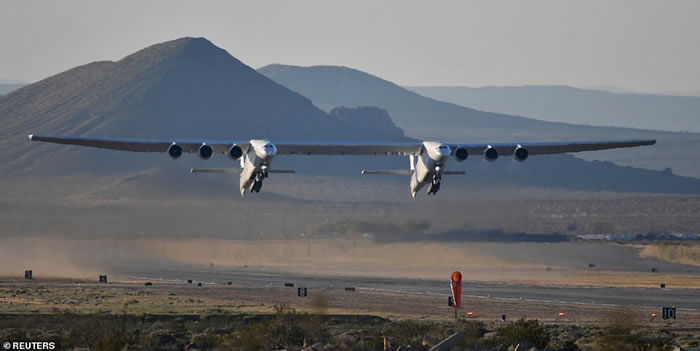 世界最大飞机“平流层发射运载者”（Stratolaunch carrier）在美国加州首次飞行成功 可携带太空火箭射卫星