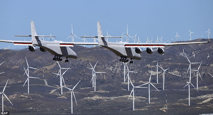 世界最大飞机“平流层发射运载者”（Stratolaunch carrier）在美国加州首次飞行成功 可携带太空火箭射卫星