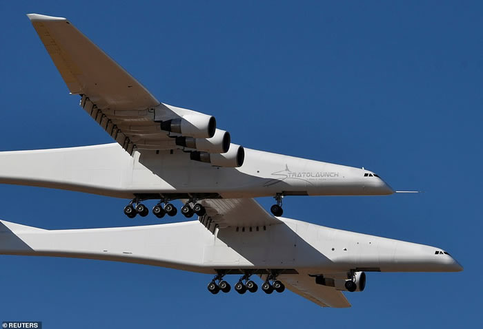 世界最大飞机“平流层发射运载者”（Stratolaunch carrier）在美国加州首次飞行成功 可携带太空火箭射卫星