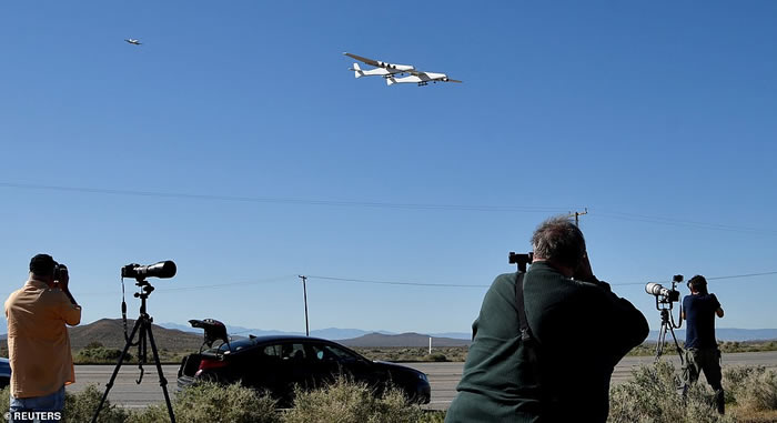 世界最大飞机“平流层发射运载者”（Stratolaunch carrier）在美国加州首次飞行成功 可携带太空火箭射卫星