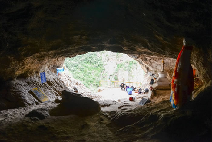 这个溶洞入口高5米宽7米，洞口摆放着各种给佛祖的供品。（张东菊供图）