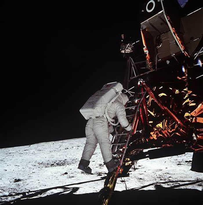 人类登月50周年：阿波罗11号登月造假？阴谋论背后真相“好莱坞拍出来的”