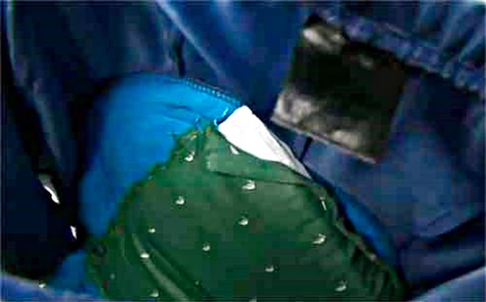 裤内缝上夹有隔音材料的不锈钢片。