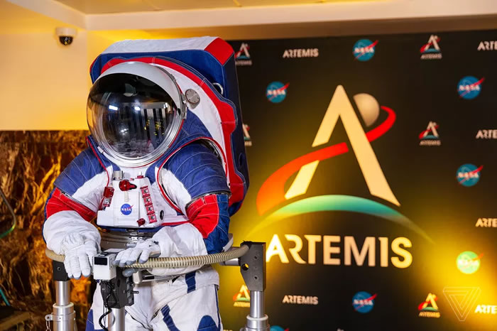 NASA公布特别为2024年“月亮女神号”（Artemis）载人探月计划设计的新款宇航服xEMU