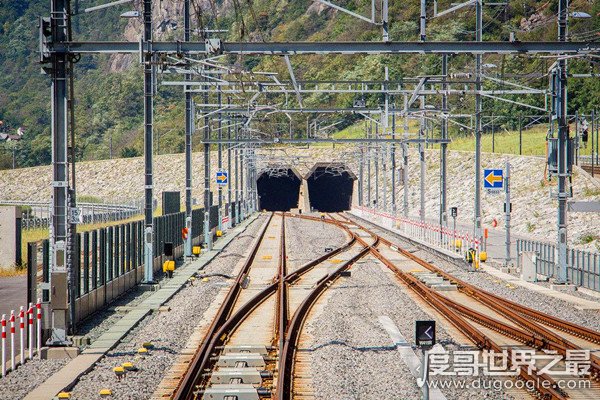 世界上最长的海底隧道日本青函隧道，全长54km，即将被中国123km的烟大海底隧道超越