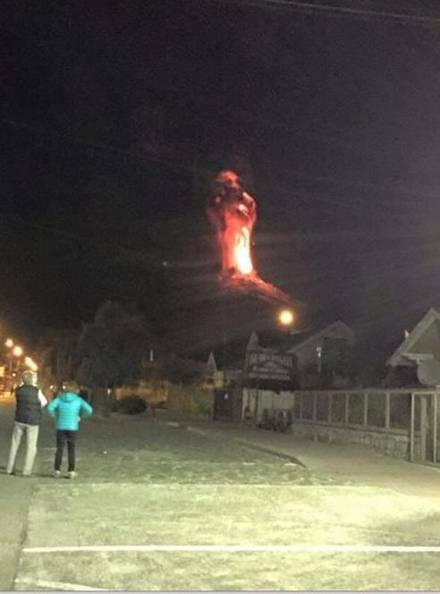 有民众走上街留意火山爆发情况