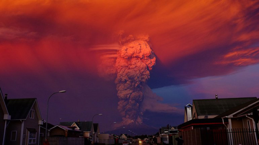 智利卡尔布科火山爆发，血色漫天如末日降临