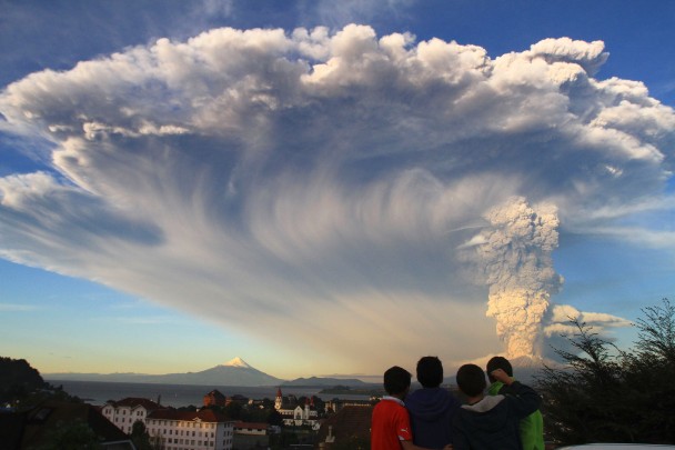 卡尔布科火山爆发后，火山灰如同蘑菇云形状升上半空。