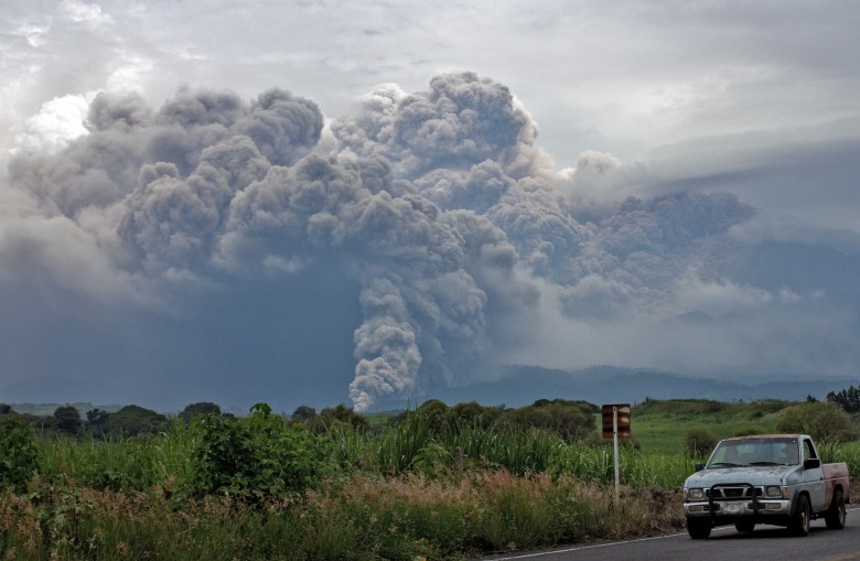 火峰火山爆发，远处可见火山灰。