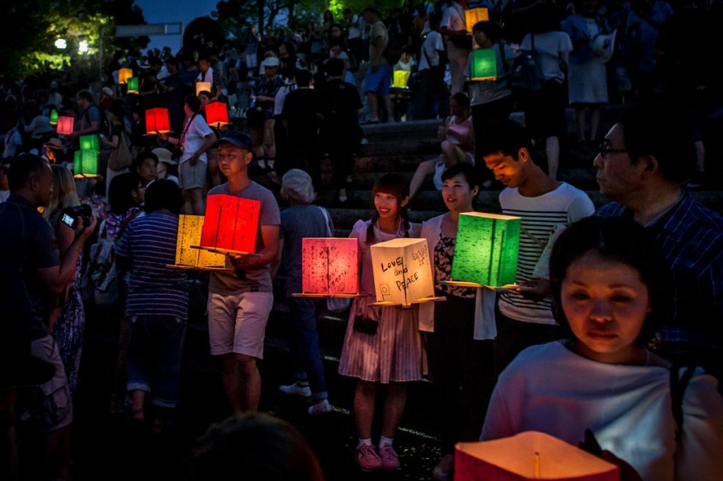 8月6日，广岛居民在河畔点起烛光灯笼，纪念广岛原子弹爆炸70周年。 Photograph by Chris McGrath/Getty Images