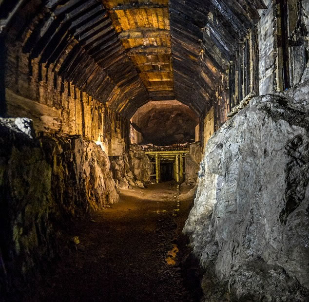 纳粹黄金列车或藏于像图中纳粹在山头建造的隧道