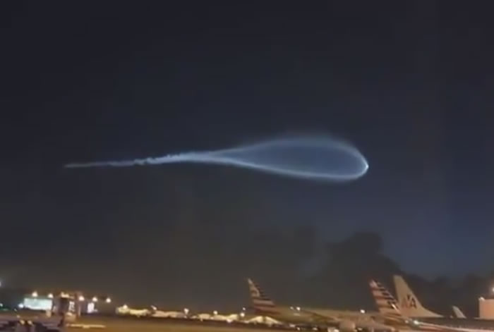 夜空惊现UFO：美国海军潜艇肯塔基号在南加州外海试射“三叉戟-2”战略弹道导弹