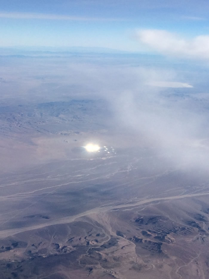 飞机飞抵51区内华达州沙漠时下方出现巨大银色圆盘 向空中射出光球