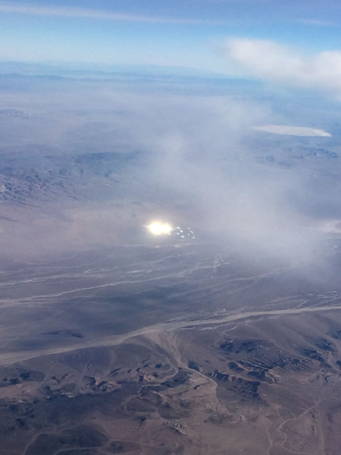 飞机飞抵51区内华达州沙漠时下方出现巨大银色圆盘 向空中射出光球