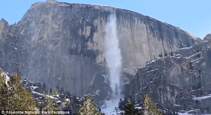 美国约塞米蒂国家公园游客拍到圆顶(Half Dome)发生雪崩的震撼一幕