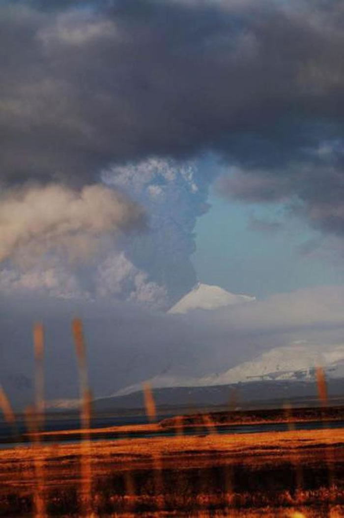 从地面的角度看，火山灰升至高空，仿如乌云。